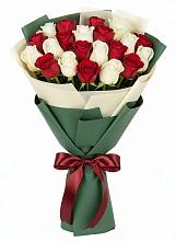 Букет Микс из красных и белых роз в Бижбуляк