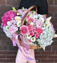 Композиция солнечный день в Бижбуляк Цветочная композиция из Розы, Хризантемы, Пионы и Лизиантусы в корзине в Бижбуляк