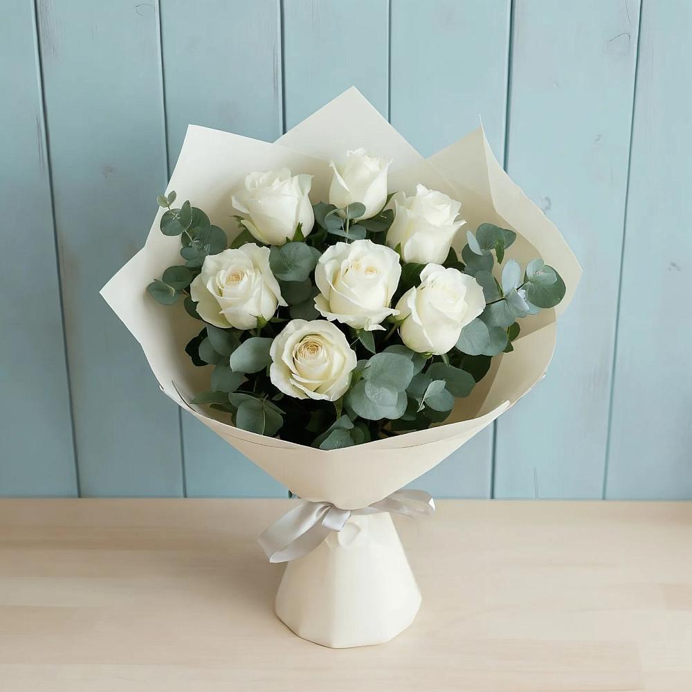 Букет Белые розы в Эвкалипте в Бижбуляк