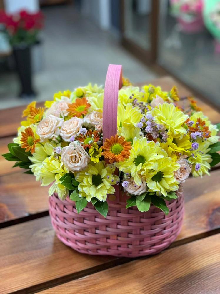 Цветочная композиция из Хризантемы и Розы в корзине в Бижбуляк