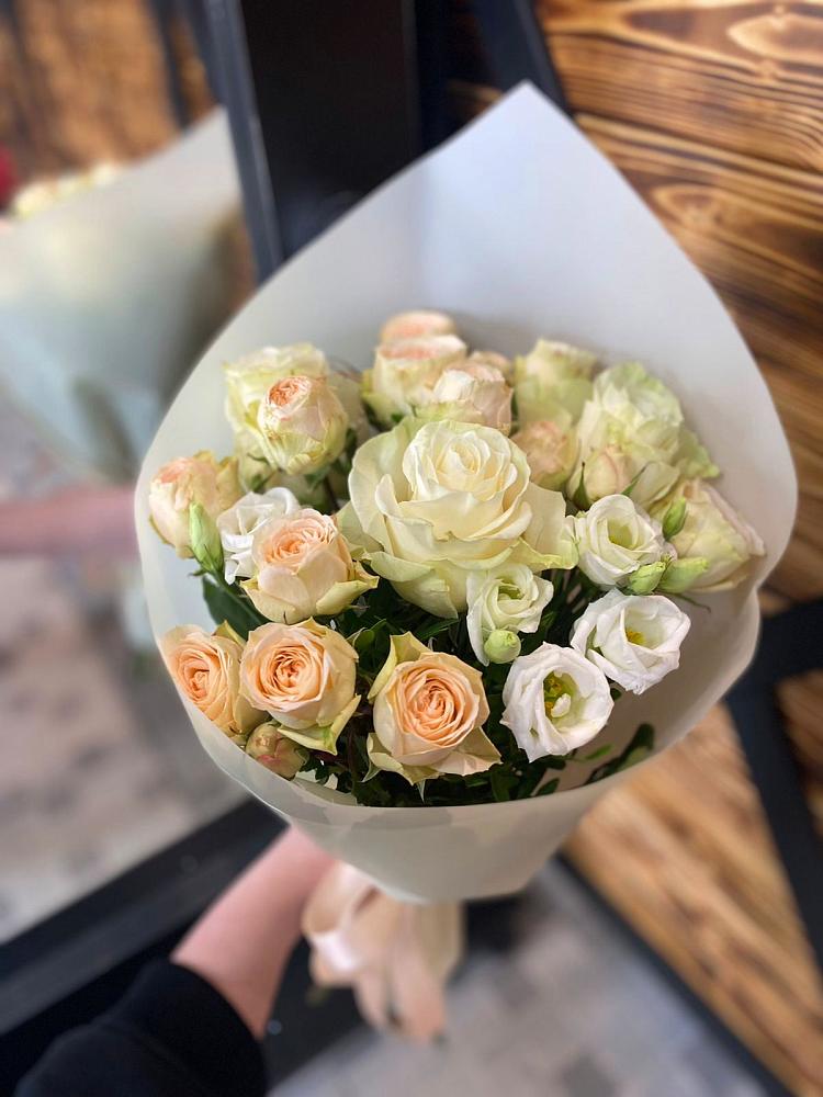 Букет цветов из: Розы и Лизиантусы в Бижбуляк