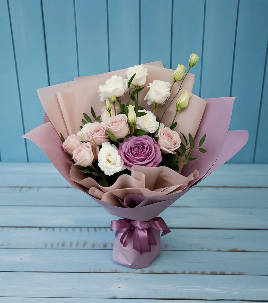 Букет цветов из: Розы и Лизиантусы в Бижбуляк